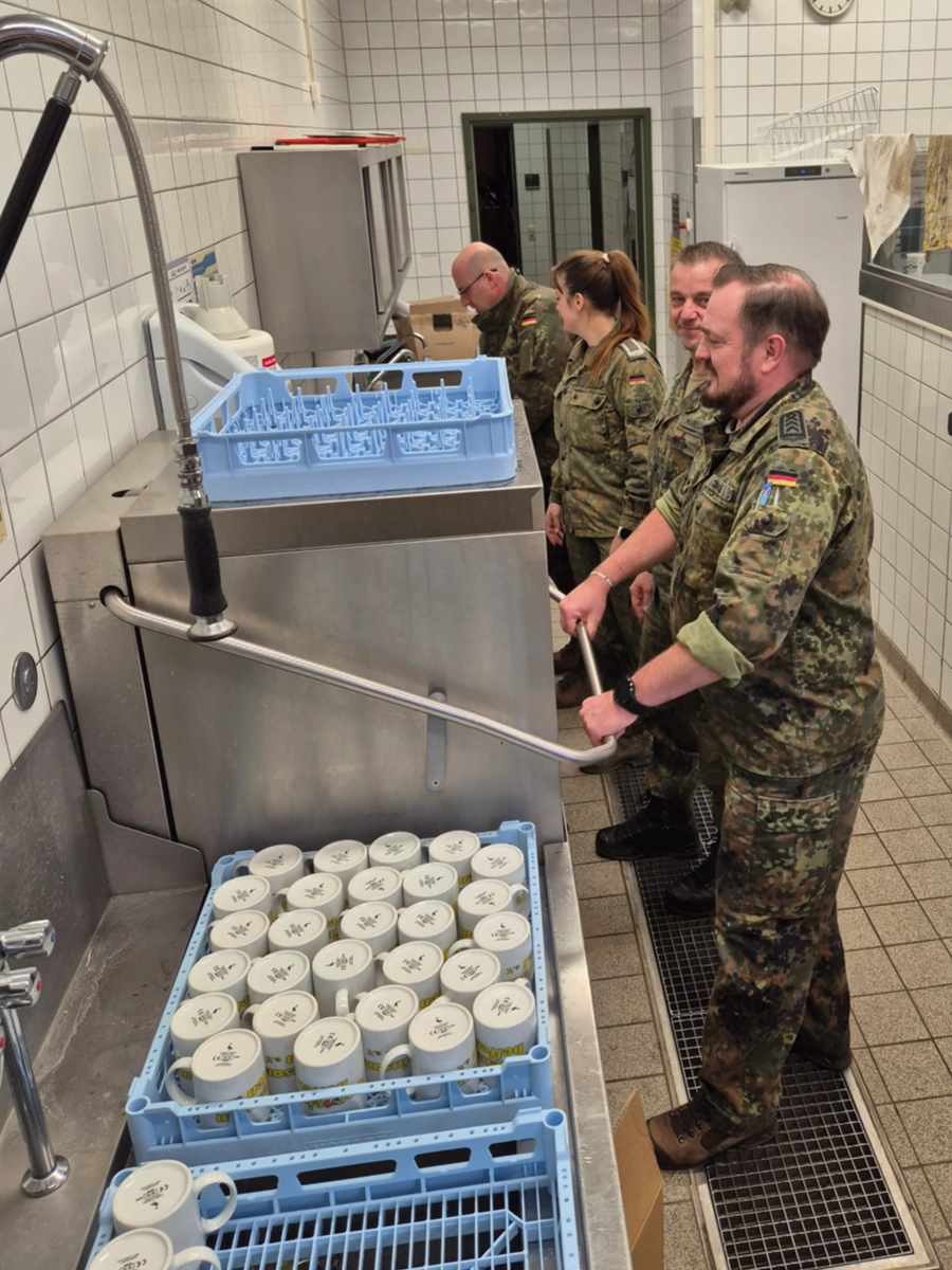 Unsere Mitarbeiter beim Geschirrspülen