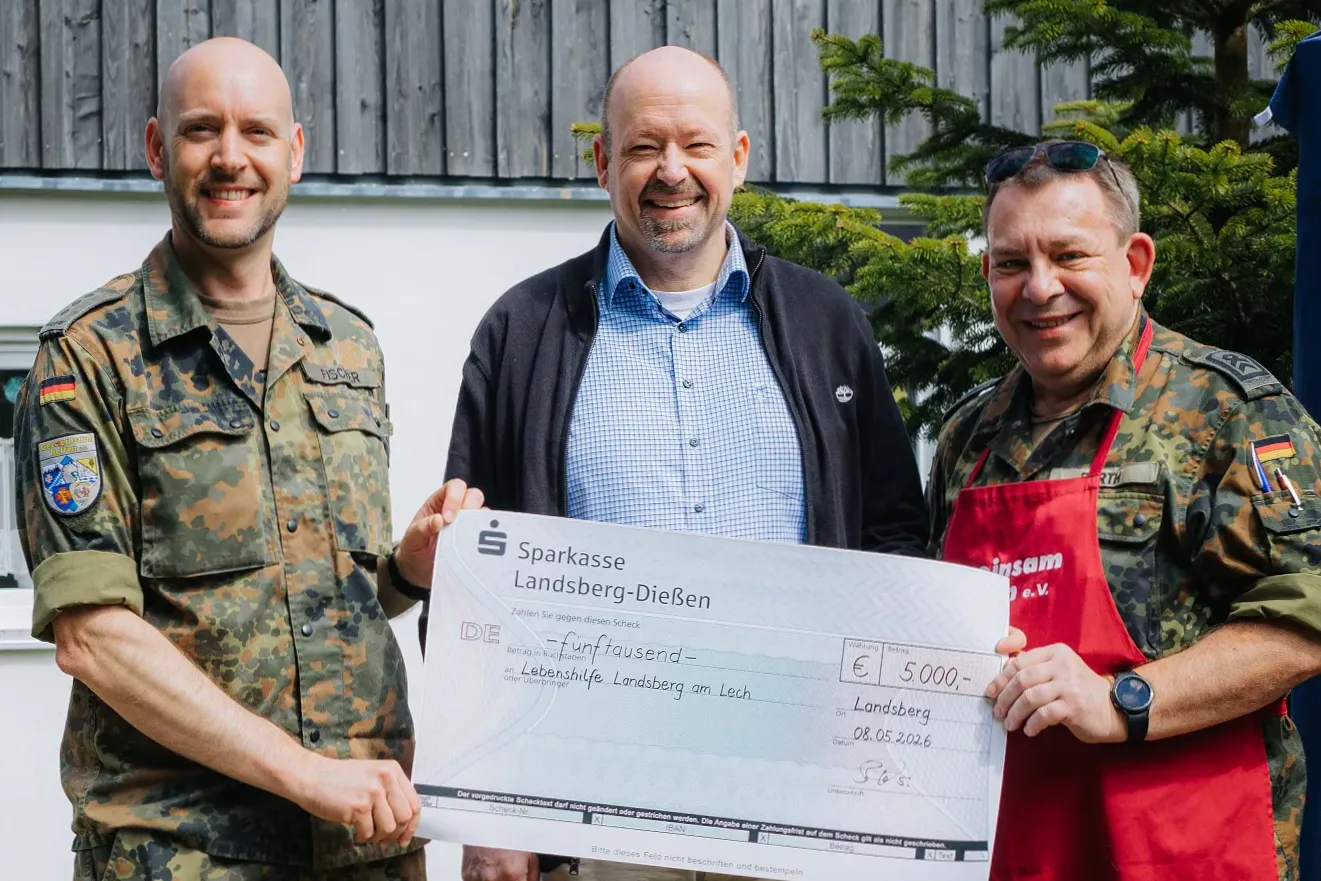 Übergabe des Schecks über 5000 Euro an die Lebenshilfe Landsberg